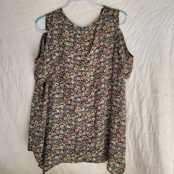Sami And Jo Plus Size 2X Flower Cold Shoulder Top With Shark Bite Bottom - Picture 5 of 5